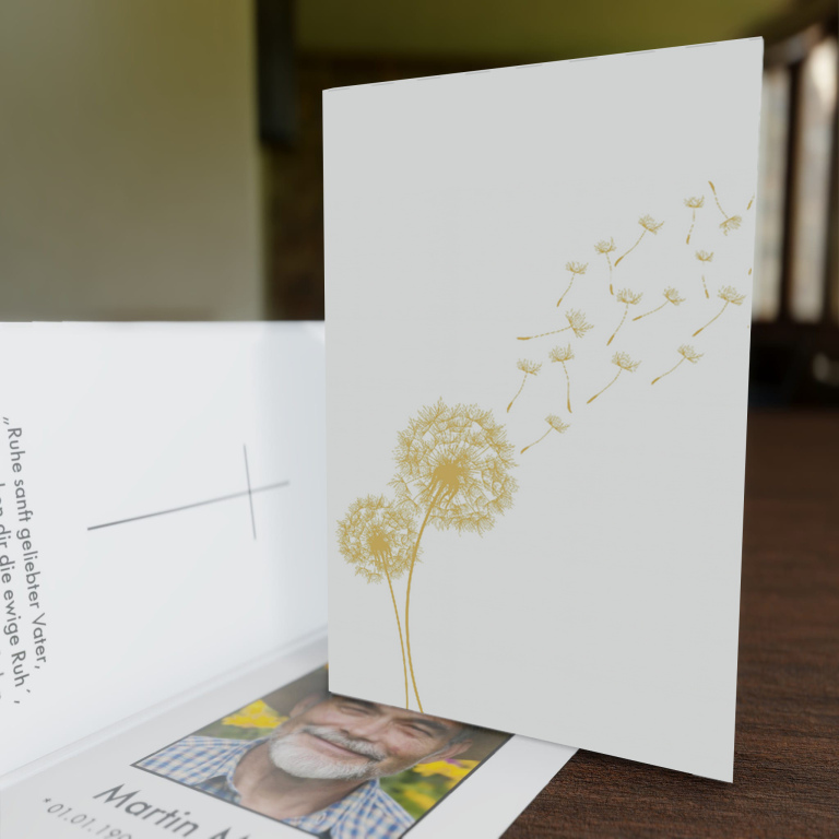 Sterbebild Pusteblume mit zartem Motiv als Symbol für Vergänglichkeit und liebevolle Erinnerung